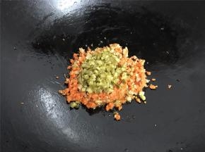 最后把切成小粒的酸黄瓜放入炒匀即可。