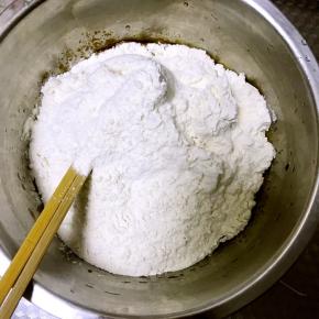 加入面粉搅拌成絮状