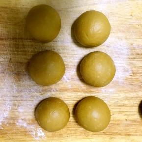 揉成圆形(可以多揉一会，揉的时间越长越光滑)