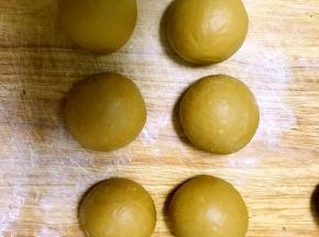 揉成圆形(可以多揉一会，揉的时间越长越光滑)