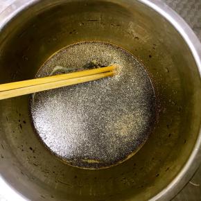 加入酵母并搅拌均匀