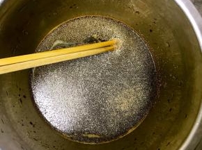 加入酵母并搅拌均匀