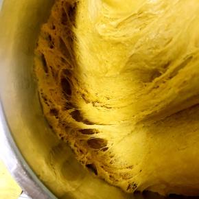 发酵至两倍大时，或者面团内部空洞均匀较小，即为发酵好了