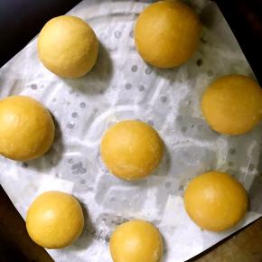 放入蒸锅进行二次发酵，发酵至原来的1.5倍至两倍时，冷水上锅，开锅后大火蒸15分钟后闭火虚蒸5分钟出锅