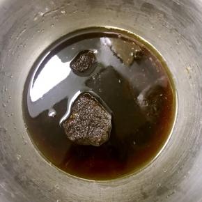 红糖放入水中，搅拌至融化