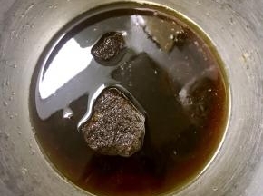 红糖放入水中，搅拌至融化