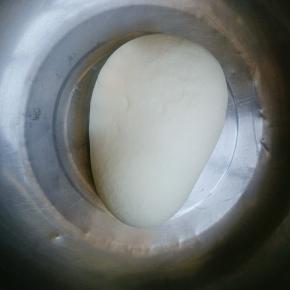 面粉加六七十度的热水和成柔软的面团，醒发半小时