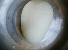面粉加六七十度的热水和成柔软的面团，醒发半小时
