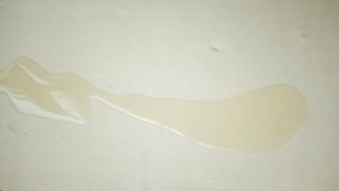 中间倒油并抹匀