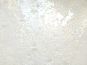 再撒少许的盐，可以再撒点面粉，可以更好的防粘分层