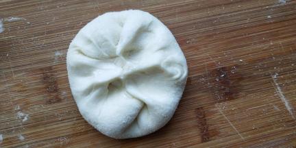 取一个切好的剂子，两头向中间对折