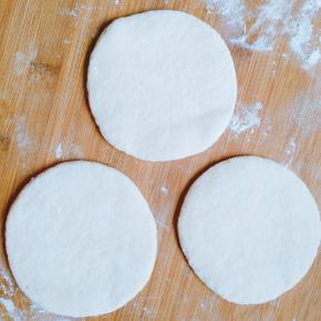 然后擀开，如果想吃油酥的，现在就可以上锅烙了