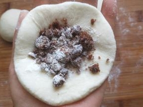 取一个擀好的面片放入适量的红糖和一点面粉