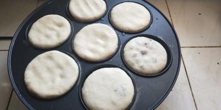 七孔早餐机中小火预热，底盘刷一点点油，记得油不要多，将全部做好的圆饼放进早餐机，用手轻轻旋转并摁平，记住不要用蛮力