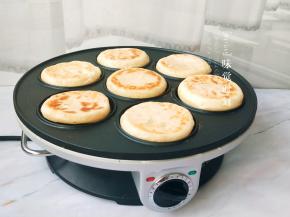 上色满意后，将饼再次翻面过来，烙至上色满意就可以出锅了