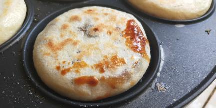 宝宝看到红糖馅的在旁边已经等不及了