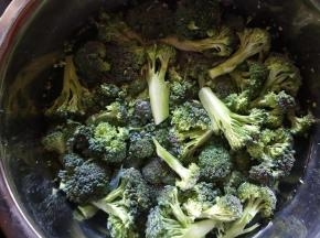 西兰花用盐水寖泡十几分钟。