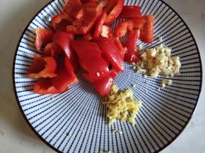 红椒切块，姜蒜切粒。