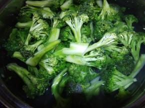 西兰花洗净，水里加盐和几滴香油，烧开焯水一分钟。