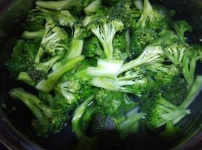 西兰花洗净，水里加盐和几滴香油，烧开焯水一分钟。