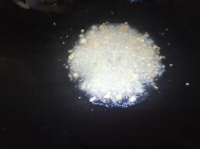 捞出花椒不要，放姜蒜炒香。