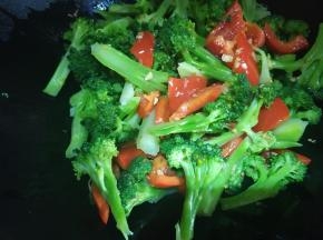 放入西兰花翻炒一会立即关火。