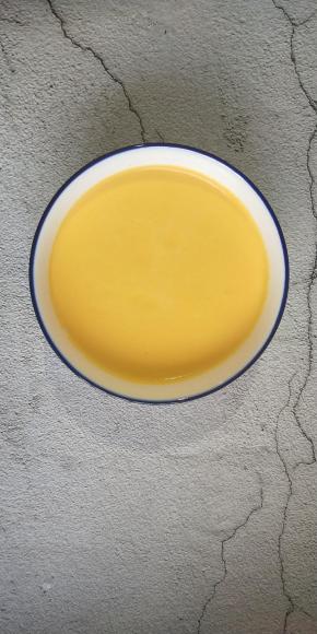 南瓜去皮切块。加牛奶放破壁机打成细腻的糊