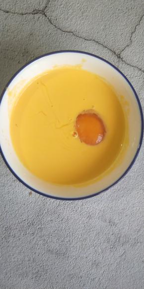 放入鸡蛋搅拌均匀