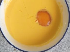 放入鸡蛋搅拌均匀