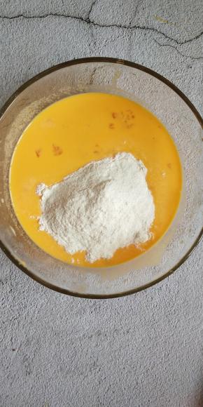 加入面粉和酵母，