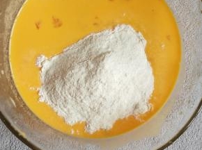 加入面粉和酵母，