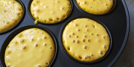 大约两分钟等南瓜饼表面布满小气泡时翻面烙熟即可