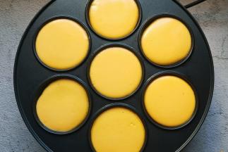 七孔早餐机中小火预热，用小勺舀面糊至机器上，注意不要太满