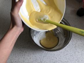 最后将翻拌均匀的蛋糕糊倒入剩余的蛋白霜中