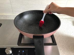 不粘锅内刷上适量玉米油，开小火