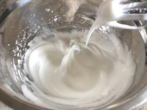 打发至提起打蛋头，有大弯钩即可