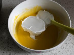 用刮刀取1/3的蛋白霜到蛋黄糊中，翻拌均匀