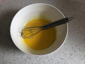 蛋黄蛋清分离，蛋黄内加入牛奶、酸奶、玉米油搅打均匀