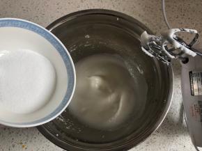 打发至泡沫细腻，再次加入1/3的细砂糖，继续中高速打发