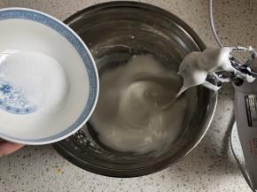 打发到有明显纹路，继续中高速打发