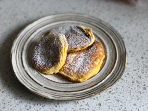 全部弄好以后；在舒芙蕾松饼上筛上糖粉