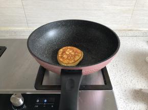 翻面继续煎另一面