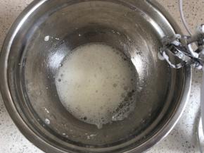 低速打发至粗泡状态，加入1/3的细砂糖，继续中高速打发