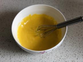 用打蛋器来回划，搅打至均匀无干粉