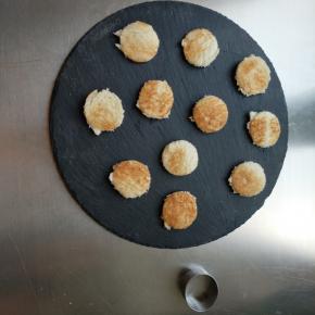 烤好的吐司片用圆型切模工具