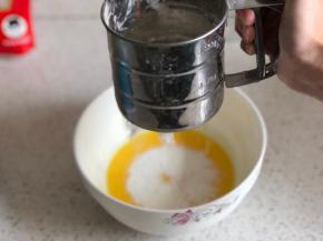 筛入低筋面粉、盐、泡打粉