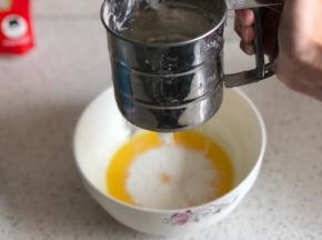 筛入低筋面粉、盐、泡打粉
