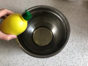 蛋清内滴入柠檬汁
