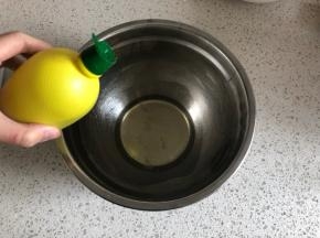蛋清内滴入柠檬汁