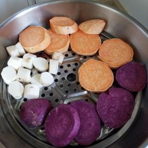 紫薯和红薯山药洗干净去皮切片上锅蒸熟。